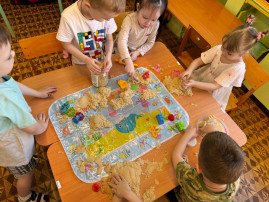 Играем с кинетическим песком Играем с кинетическим песком.