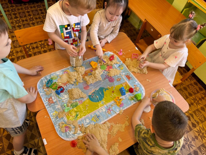 Играем с кинетическим песком Играем с кинетическим песком.